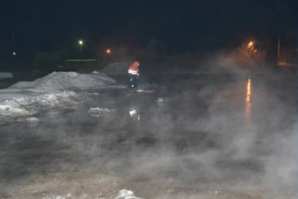 Из-за порыва водопровода в Кемерове затопило дорогу. ФОТО: пресс-служба СГК