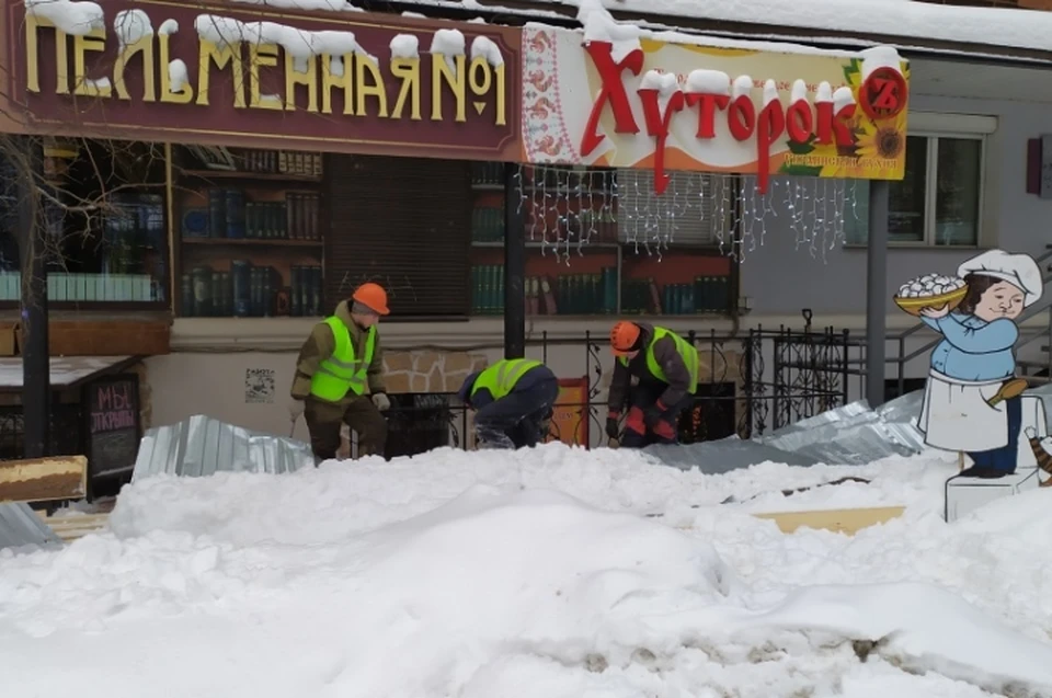 Ограждение упало под тяжестью снега