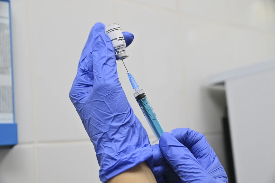 Доктор Мясников назвал бредом слухи о «чипировании» через вакцинацию от коронавируса