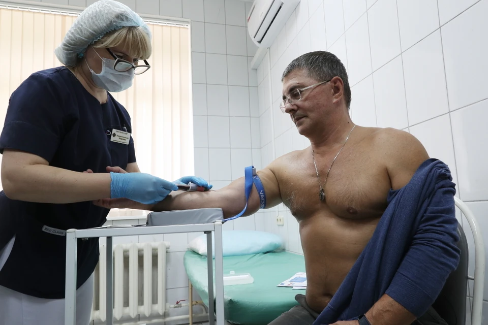 Александр Мясников был добровольцем в клинических испытаниях новой вакцины от COVID-19. Фото: Александр Щербак/ТАСС