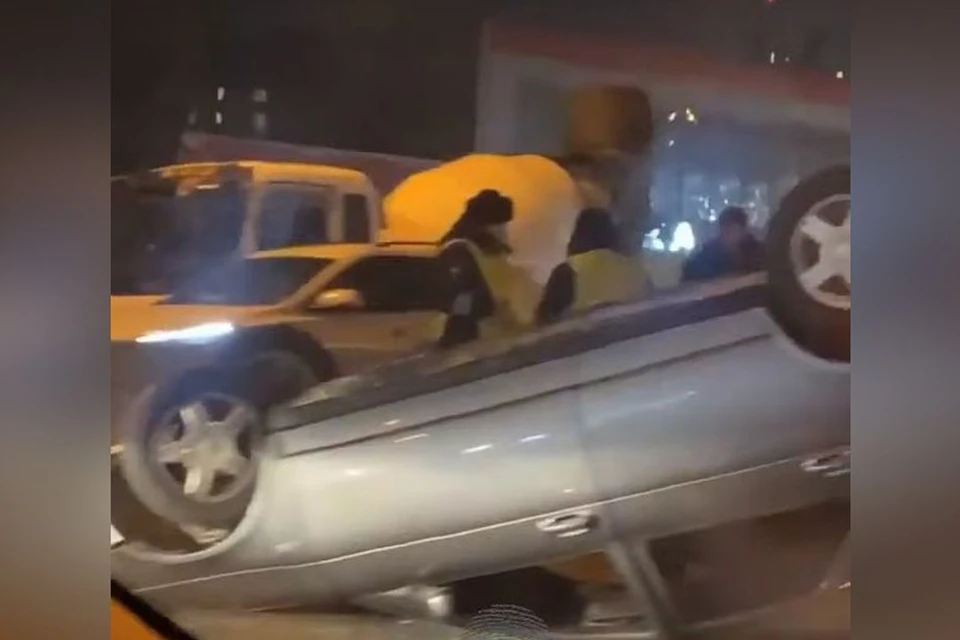 Автомобиль перевернулся и упал на крышу. Фото: «Инцидент Новосибирск».