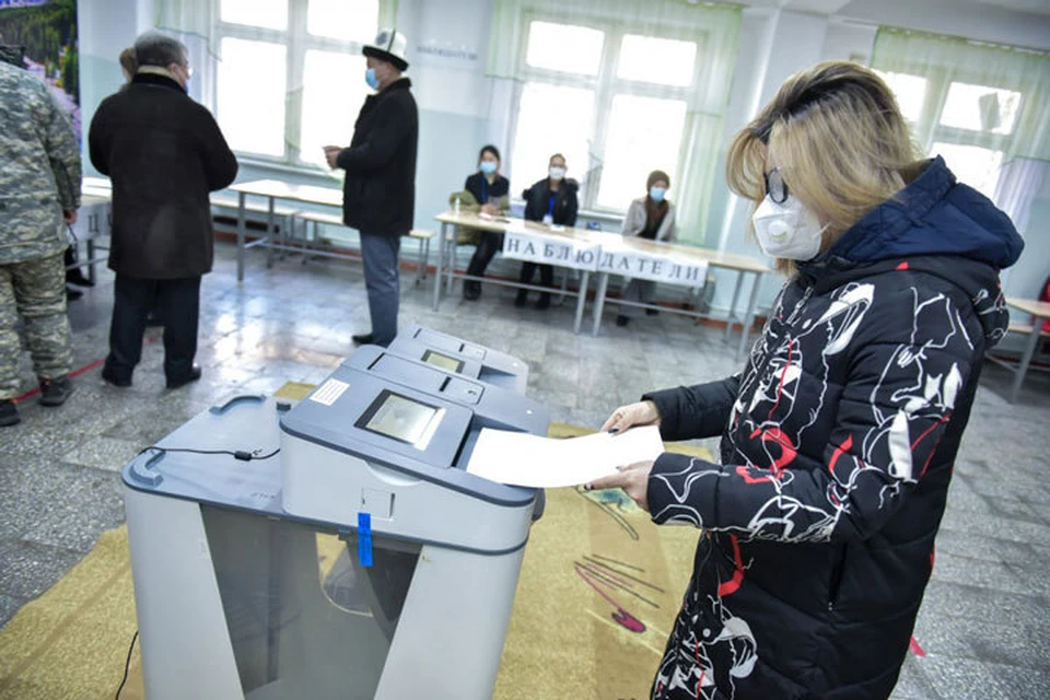 В Кыргызстане продолжается голосование на выборах президента и референдуме.
