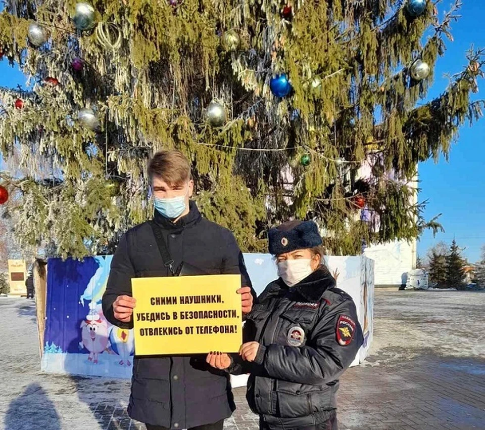 Белгородские автоинспекторы провели консультации под новогодней елкой. Фото пресс-службы Управления ГИБДД России по Воронежской области