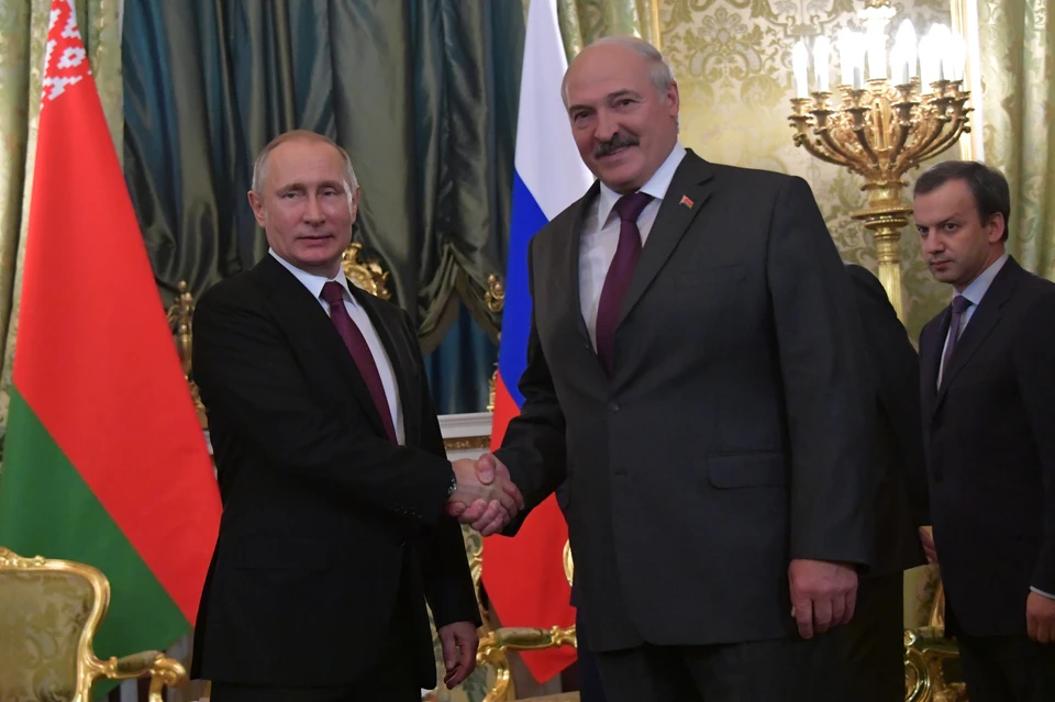 Лукашенко в шутку предложил позвонить Путину во время интервью