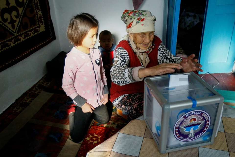 Одновременно с президентскими выборами в Киргизии прошел референдум о том, как должна управляться страна