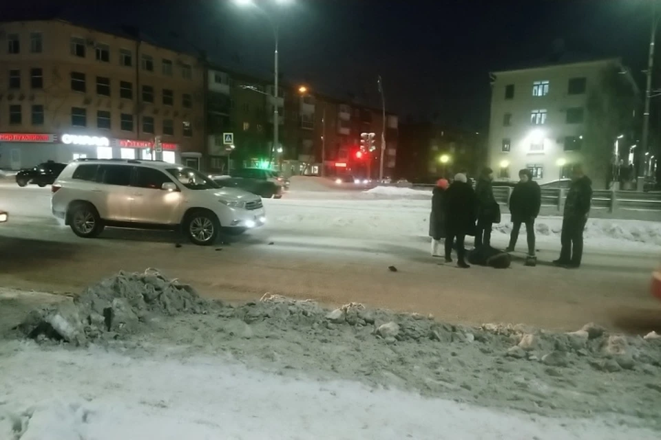 Рано утром возле остановки в Кемерове сбили человека