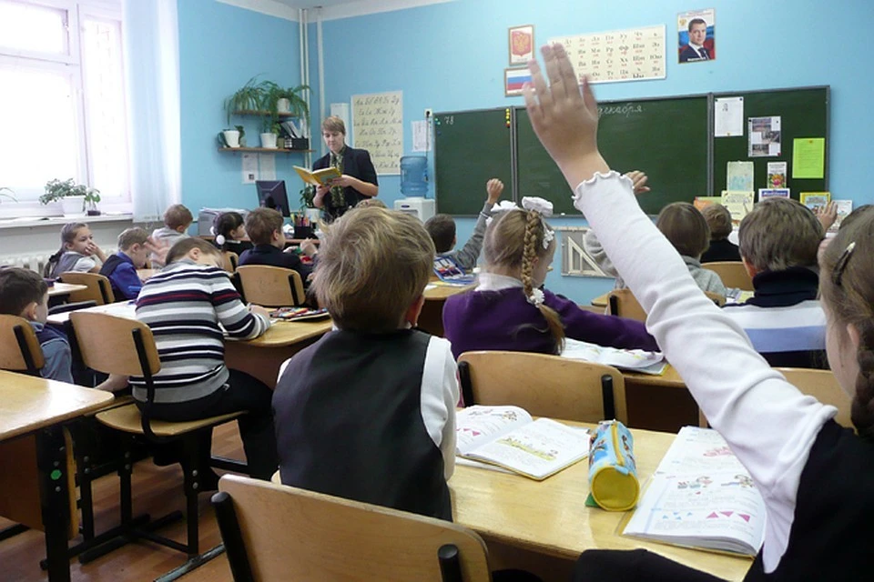 Чередовать учебу в классах и дома будут только старшеклассники в школах, где учатся более 200 ребят.