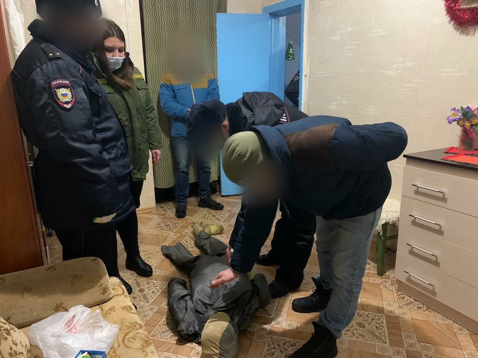 Мужчина бил женщину ногами по голове