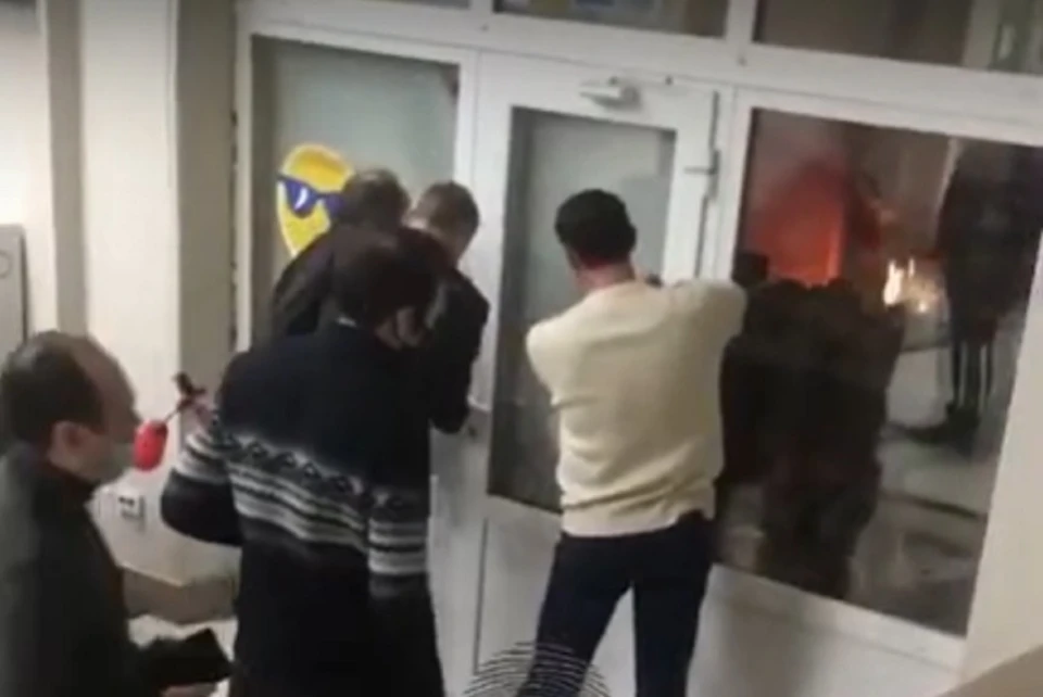 Преподаватели взломали дверь, чтобы потушить огонь. Фото: стоп-кадр.