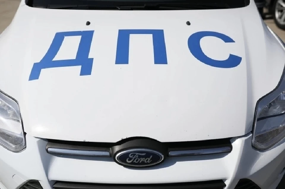 Мужчина также разбил стекло в машине полицейских.