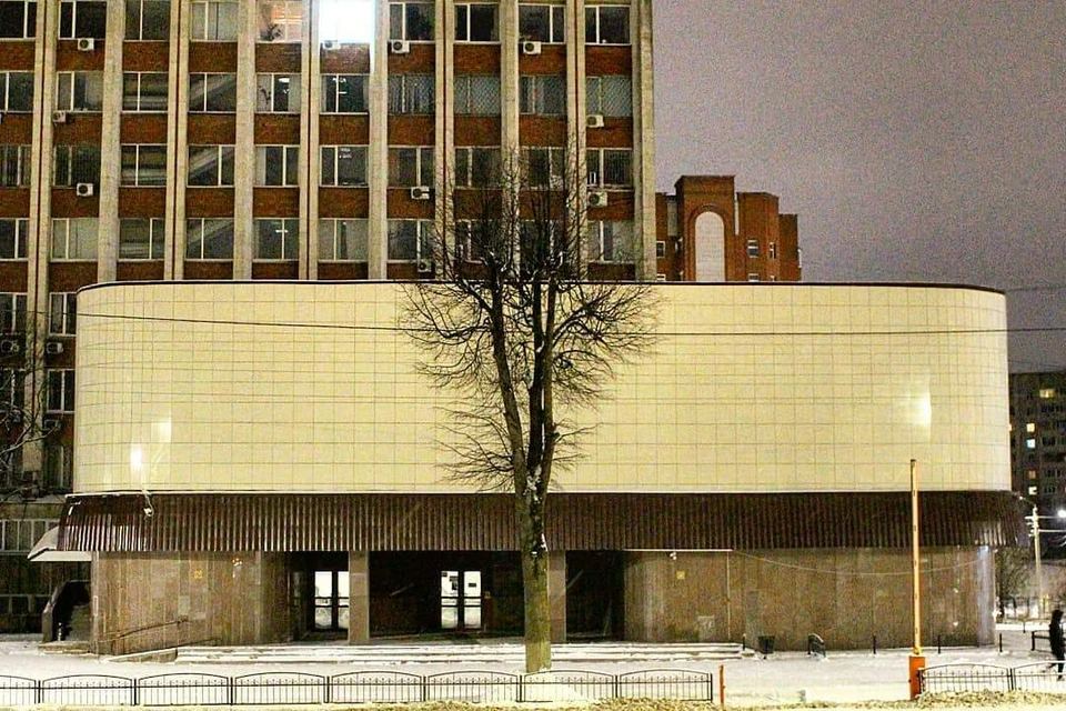 Фото нового здания суда без барельефа в Смоленске появилось в соцсетях. Фото: "Подслушано Смоленск" ВКонтакте.