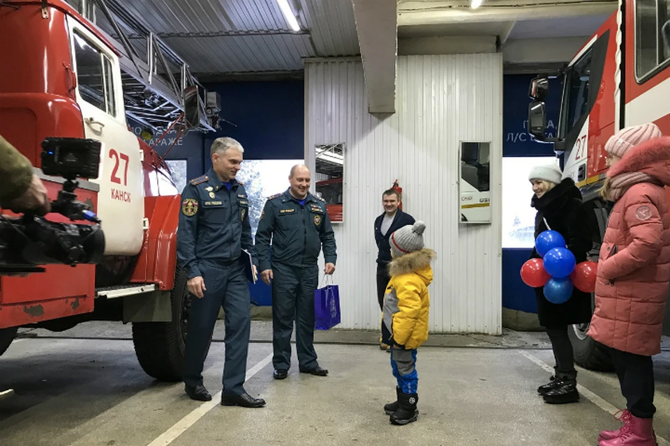 Пожарные в Красноярском крае исполнили мечту пятилетнего мальчика