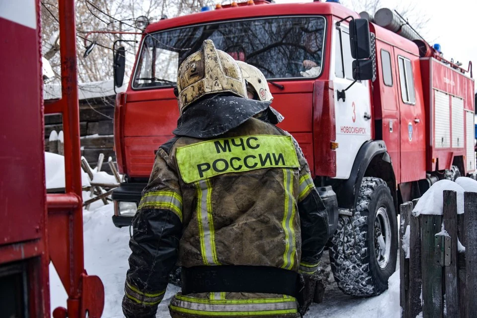 Под Новосибирском на пожаре мама с пятью детьми отравилась угарным газом на пожаре.