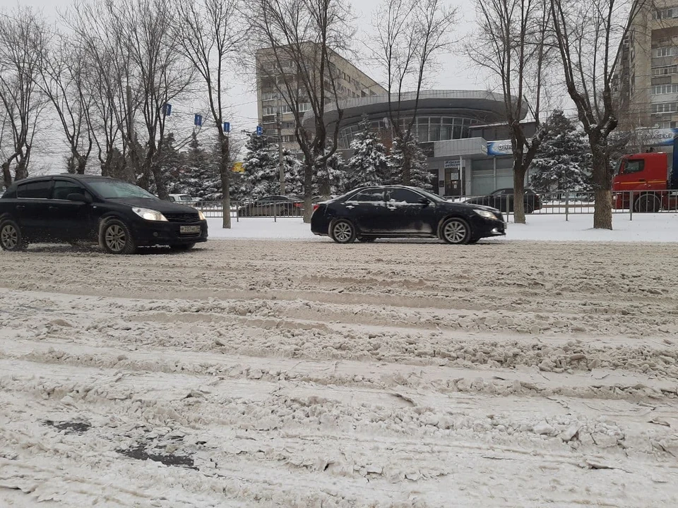 На дорогах образовалась снежная каша, с которой не успевает справляться спецтехника.