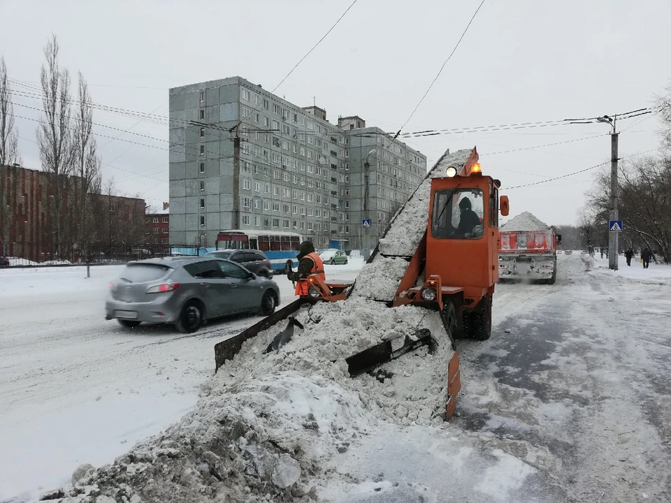 Оказывается, убирать улицы коммунальщикам мешает низкая температура.