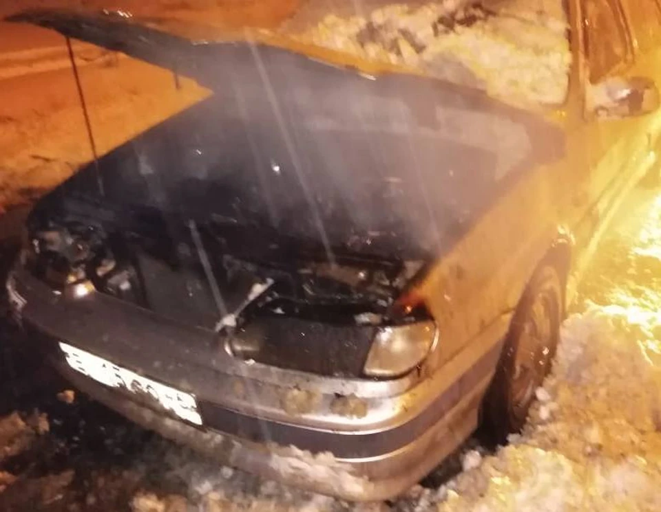 В машине выгорел моторный отсек