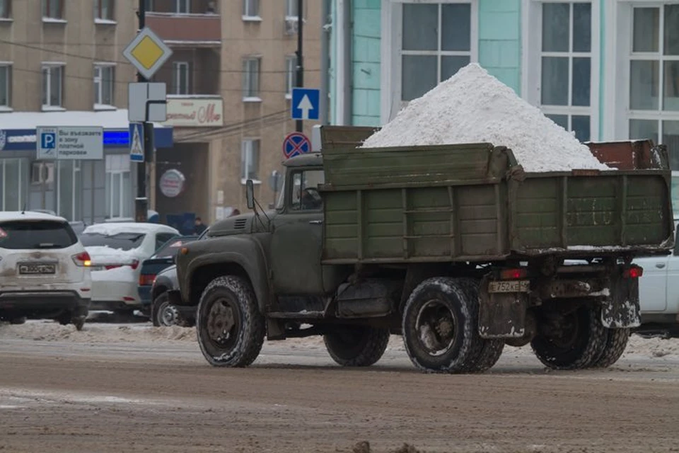 Сейчас дорожники и коммунальные службы продолжают расчистку улиц города