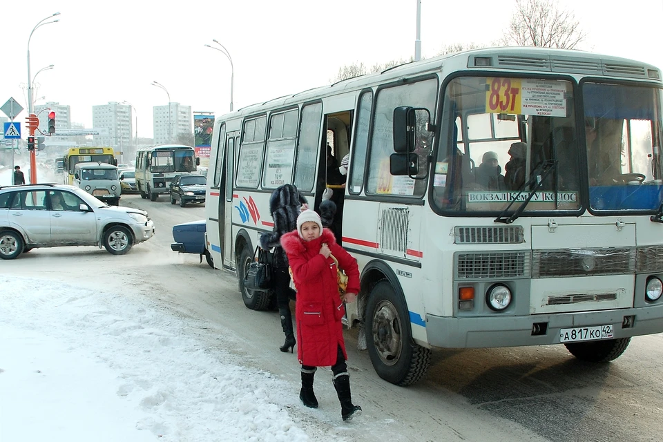 Кемеровчане мерзнут на остановках из-за проблем с транспортом
