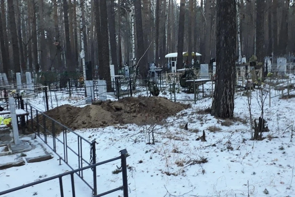 Челябинцы заметили, что Митрофановское кладбище делает захоронения на территории бора. Фото: vk.com/Горожане