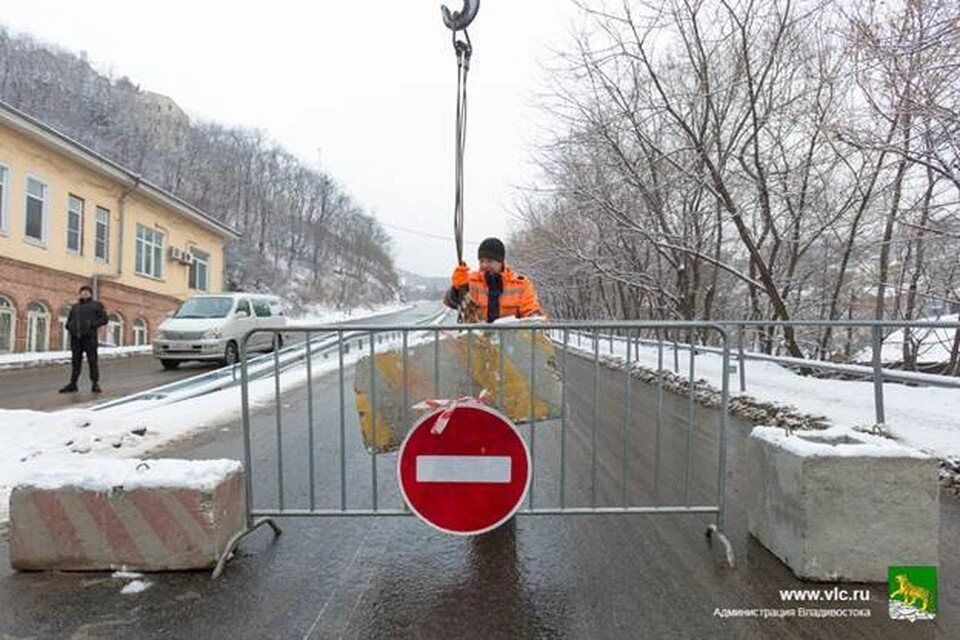 Крутой участок дороги на улице Капитана Шефнера во Владивостоке в непогоду часто перекрывают для транспорта