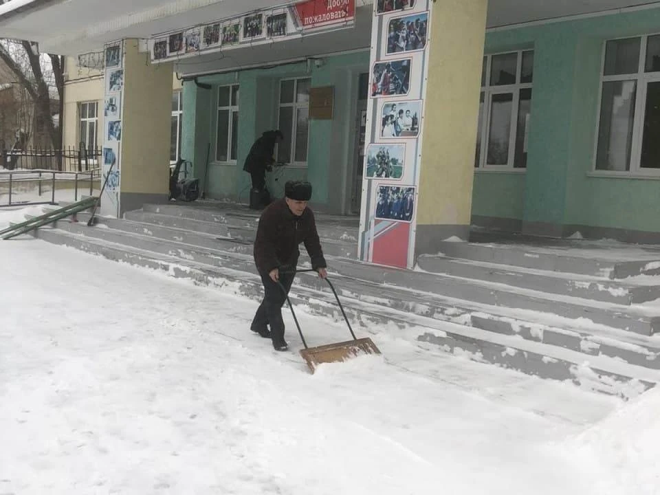 Снежка школа. Школа 90 Саратов. Снег возле школы. Снежное ремонт школы. Школьный выход со снегом.