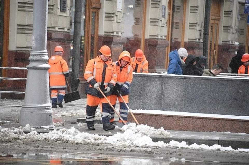 Власти заявили, что сегодня на дорогах появятся сотни единиц специальной техники.