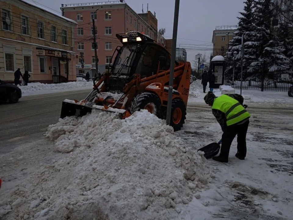 Снега пока полно во всех частях города.