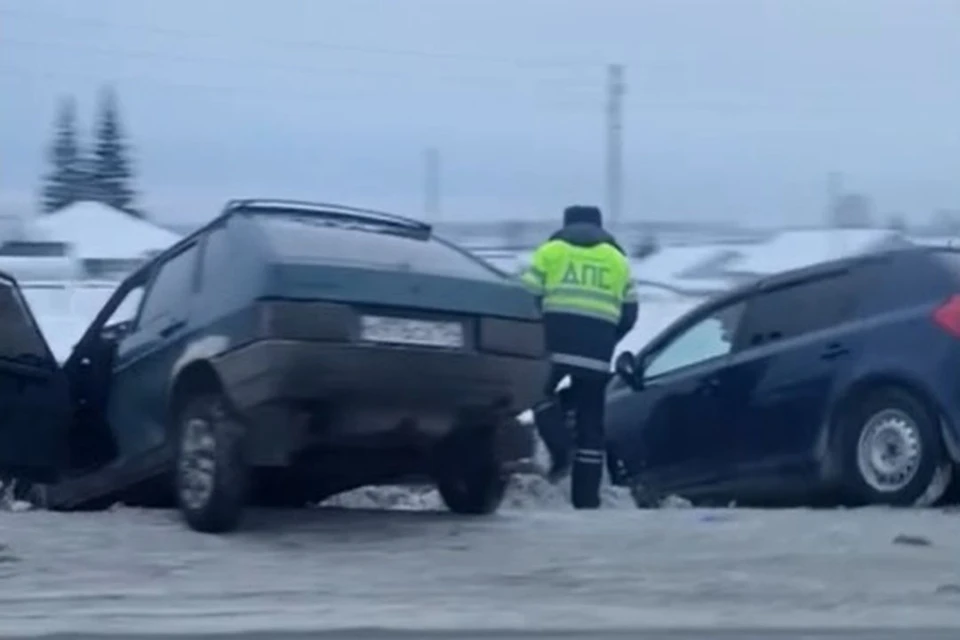 Под Новосибирском в аварии пострадал 25-летний новосибирец. Фото: стоп-кадр