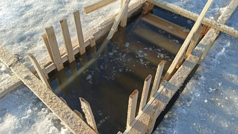 Городские власти понимают, что несмотря на рекомендации, многие все равно захотят окунуться в прорубь, поэтому приняли решение создать для этого необходимые условия