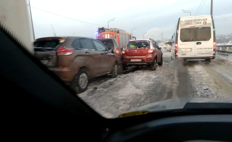 Утром 18 января десятибалльная пробка сковала проспект Гагарина из-за ДТП с автобусом. ФОТО: "Нижний Новгород. Без цензуры"