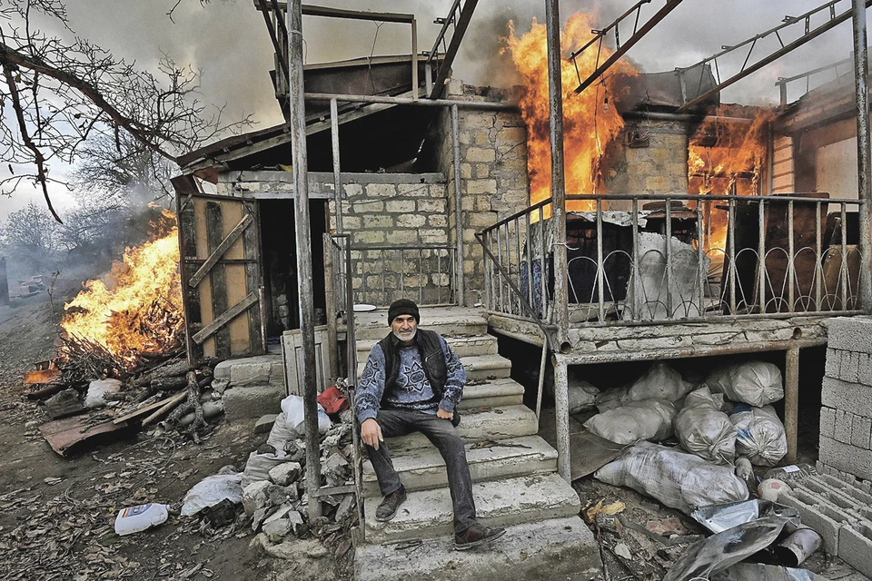 Армянские беженцы, оставляя свои дома, сжигали их. Село Карегах в Лачинском районе. Фото: Анатолий ЖДАНОВ/Коммерсантъ