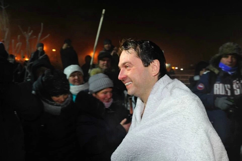 В прошлом году Андрей Владимирович окунался в купель на Семеновском озере, в этом тоже не стал забывать про обряд, и совершил его в водах реки. Фото: Правительство МО