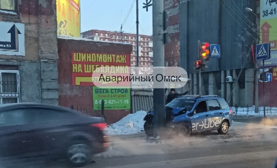 ДТП случилось напротив шиномонтажа. Фото: «Аварийный Омск» (Виталий Тарасов)