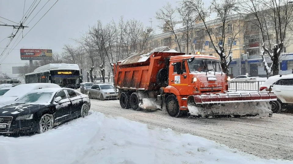 Снегоуборочной технике мешают припаркованные у обочин машины