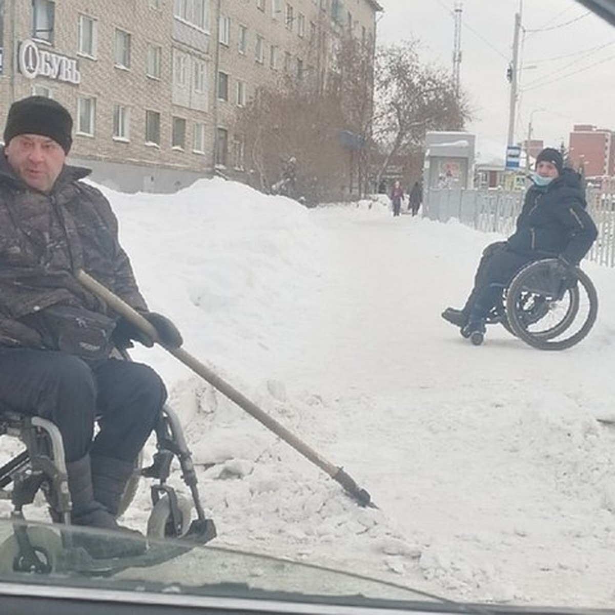 Судьба сибиряка на коляске, который чистил снег во дворе, сильно изменилась  после публикации фото в соцсетях - KP.RU