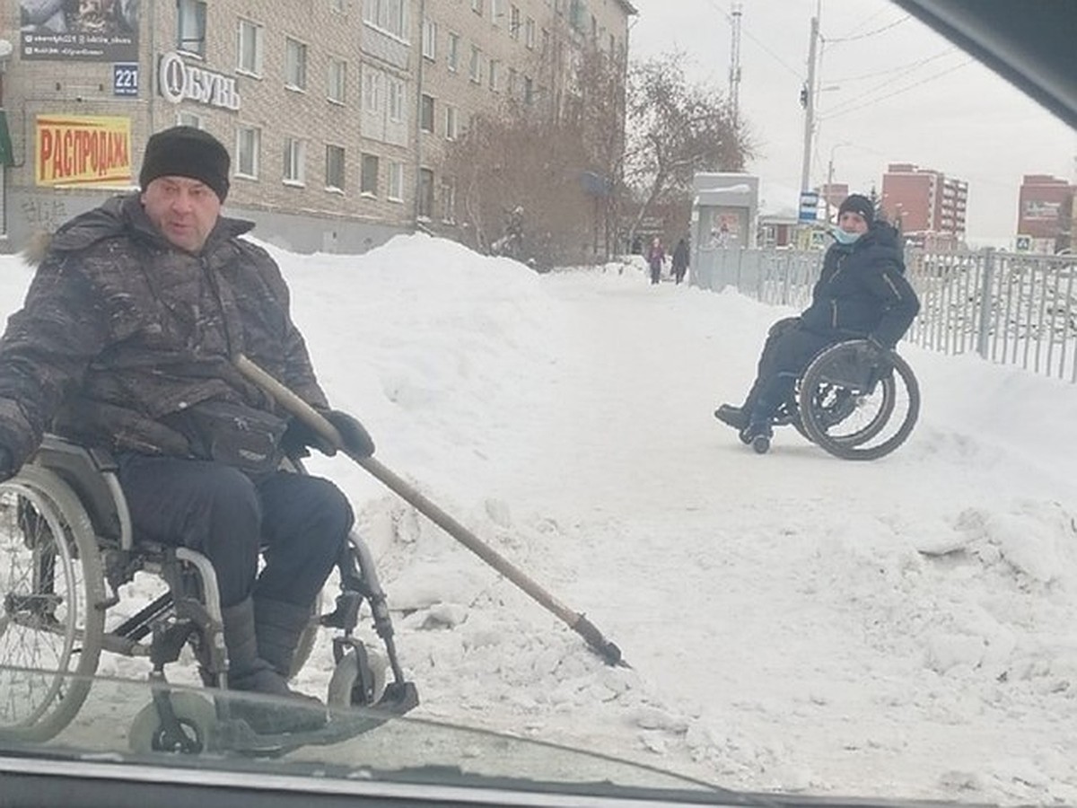 Судьба сибиряка на коляске, который чистил снег во дворе, сильно изменилась  после публикации фото в соцсетях - KP.RU