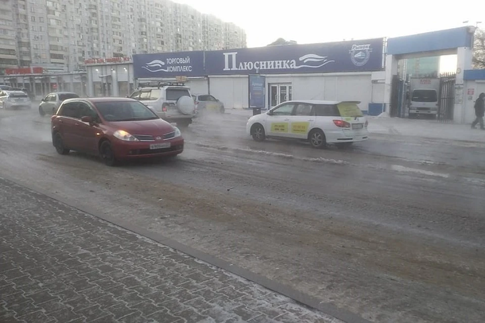 В Хабаровске сегодня утром залило дорогу на улице Льва Толстого