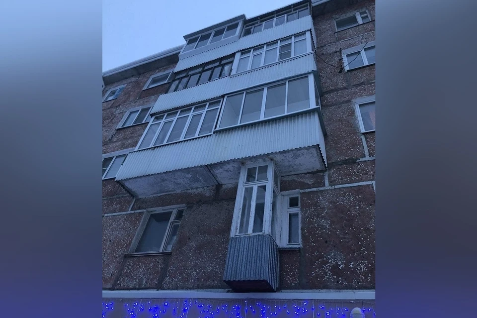 Балкон или холодильник: Новокузнечане обсуждают странную пристройку в многоэтажке. Фото: Подслушано Новокузнецк/ vk.com