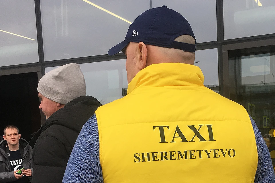 Москва. Таксист у входа в аэропорт Шереметьево.