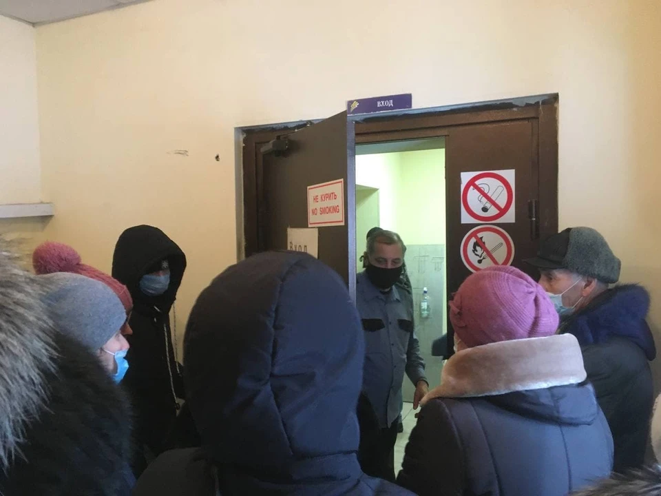 Людей пускают к кассам по двое, остальные ждут в очереди