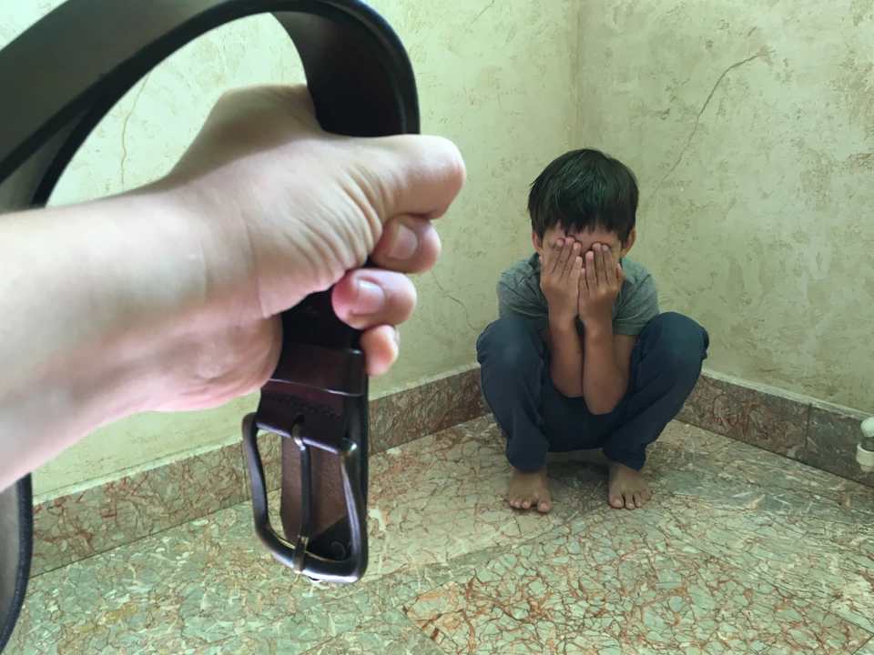 В Кемерове отец держал 11-летнего сына прикованным цепью к гире