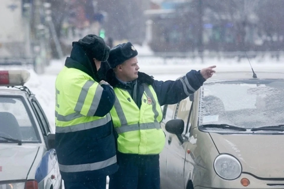 В машину инспекторов ГИБДД врезался грузовик