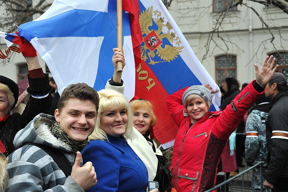 Весна 2014 года, крымчане празднуют возвращение полуострова в состав России.