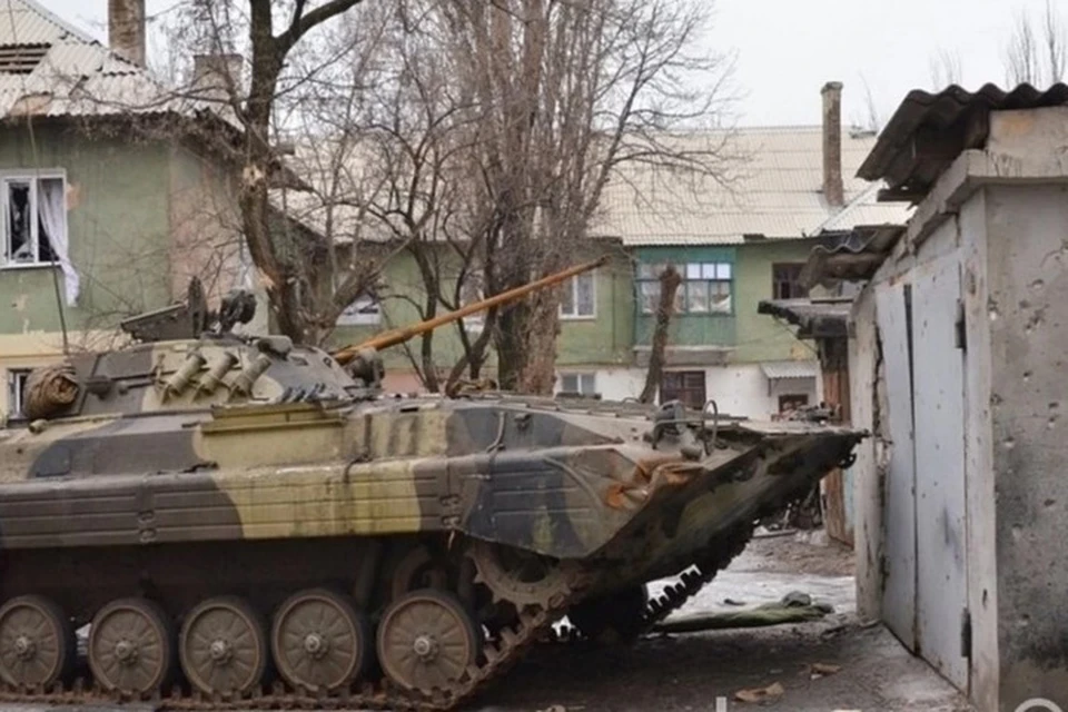 В Донбассе украинские боевики пригнали бронетехнику в жилые массивы. Фото: Егор ПЕЛЕПЕНКО