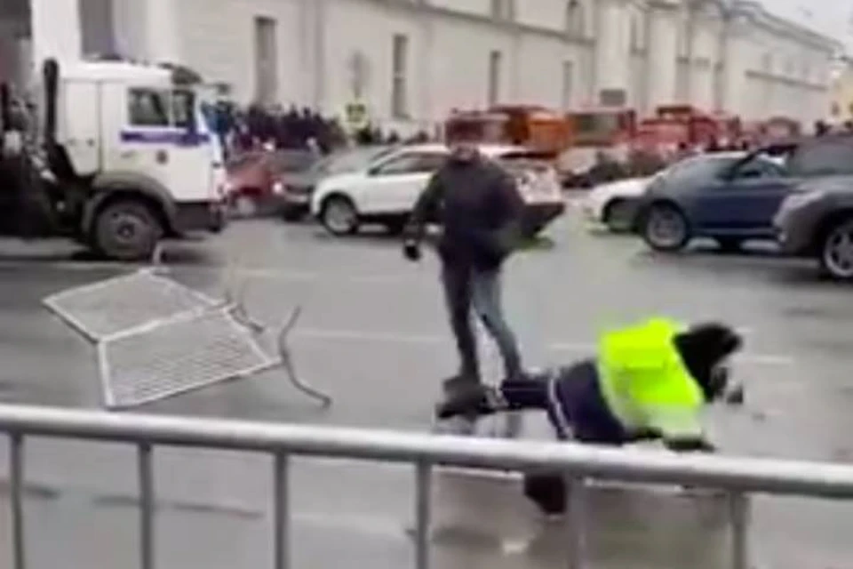 Мужчина напал на сотрудника полиции по время несанкционированного митинга в Петербурге 23 января