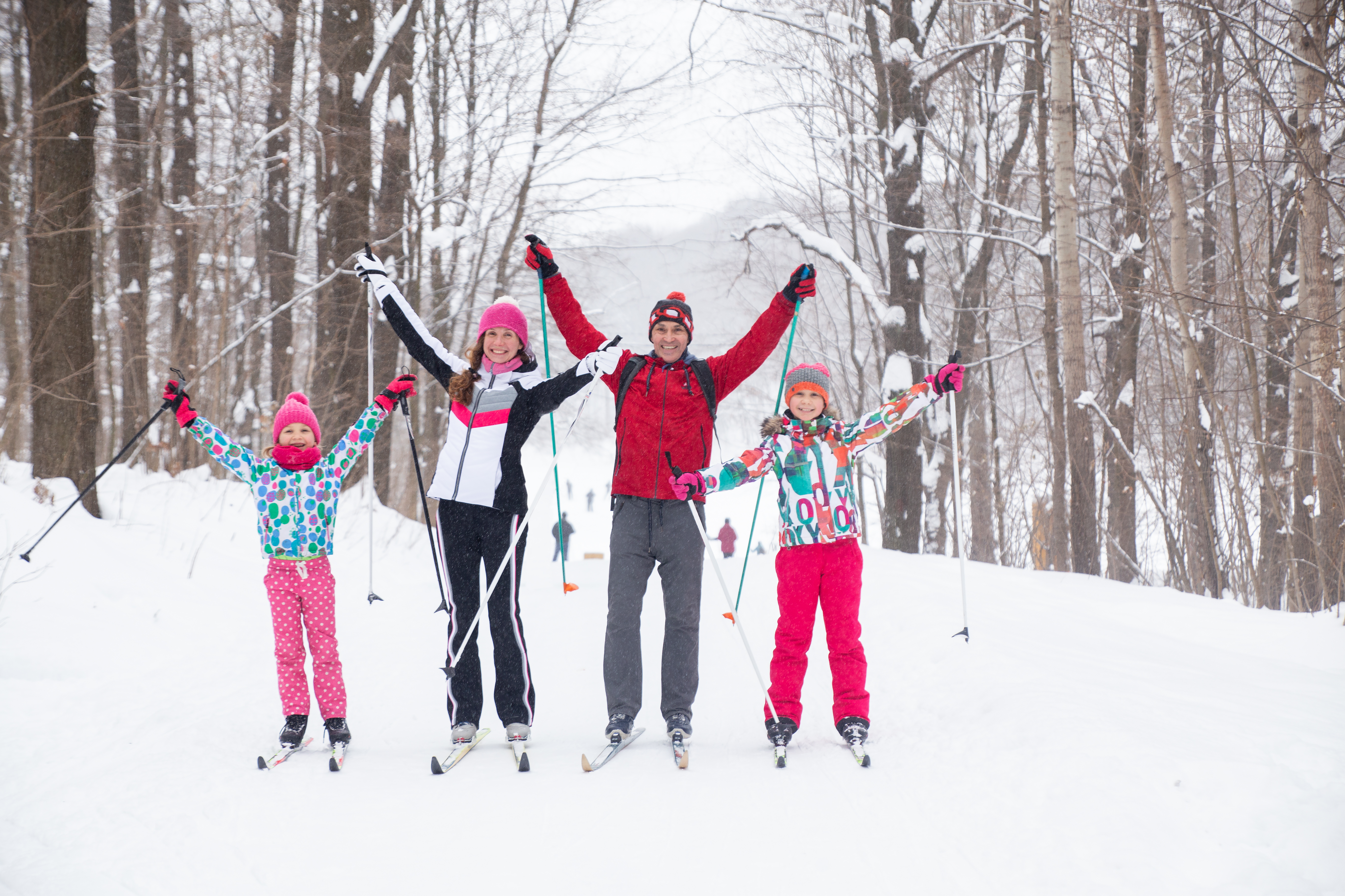 Семейная прогулка на лыжах по зимнему лесу - отличный заряд здоровья.