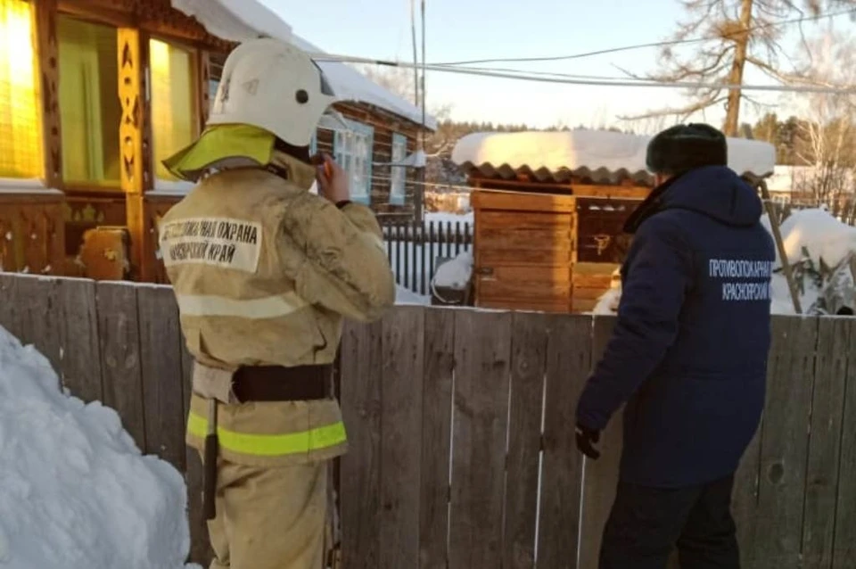 В Енисейском районе специалисты осмотрели состояние печного отопления и электропроводки Фото: ГУ МЧС по Красноярскому краю