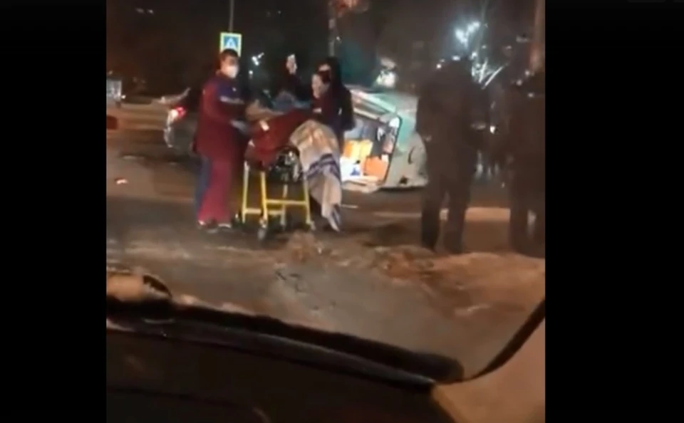 Трое мужчин и девушка были госпитализированы