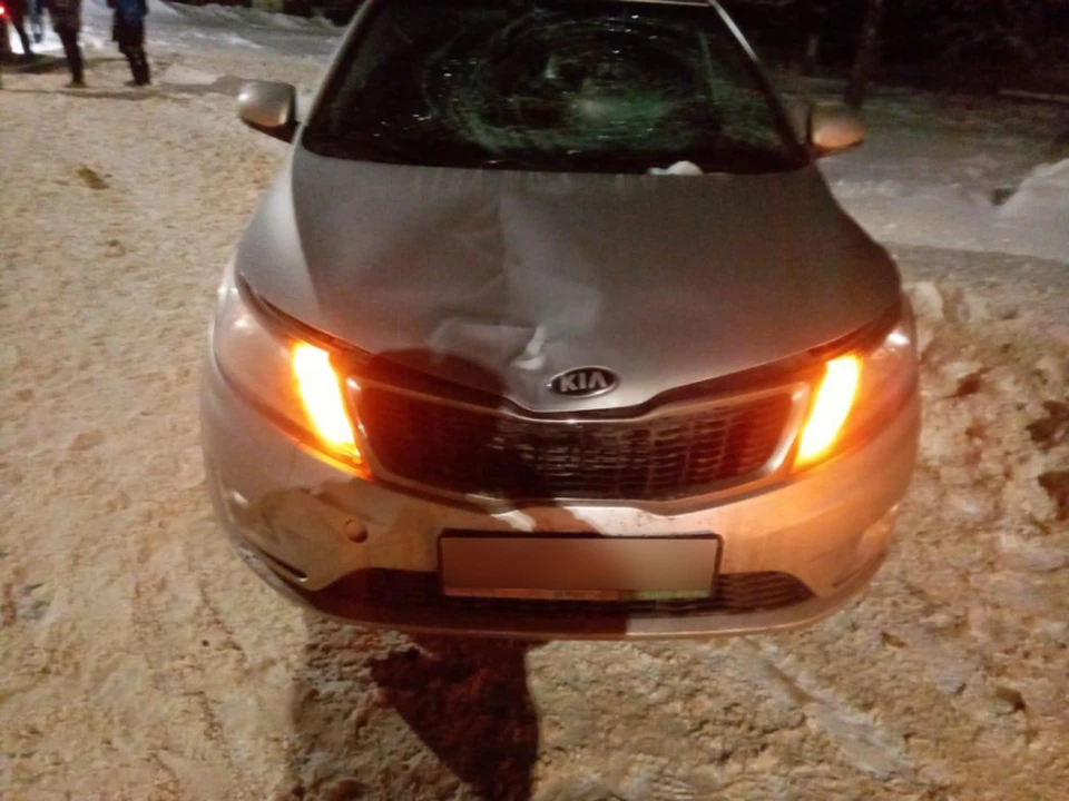 Фото с места ДТП в поселке Сараи. Автомобиль Kia Rio сбил 12-летнюю девочку. Судя по повреждениям, удар был очень серьезным. Фото: 62.мвд.рф