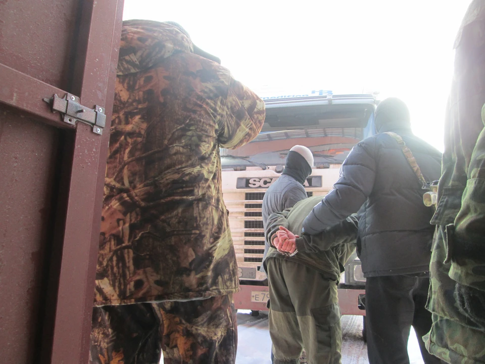 Среди бела дня силовики проводят задержание «подпольного нефтяника» прямо возле нелегального хранилища